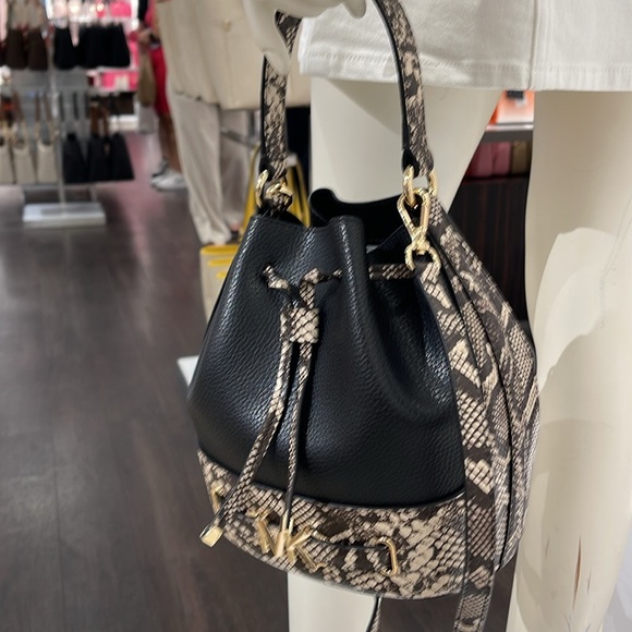 MICHAEL KORS
Reed Md Pebbled Leather Belted Bucket Messenger Satchel Crossbody - Picture 6 of 16